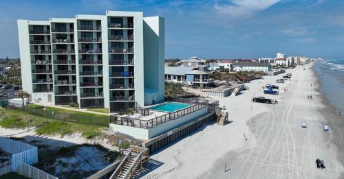 Coastal Condo on the beach at Ocean Trillium #501 — 4-Star Luxury Hotel in New Smyrna Beach, United States