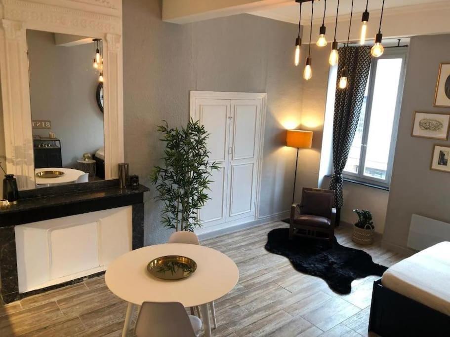 Studio Au Pied de la Cite — 4-Star Luxury Hotel in Carcassonne, France