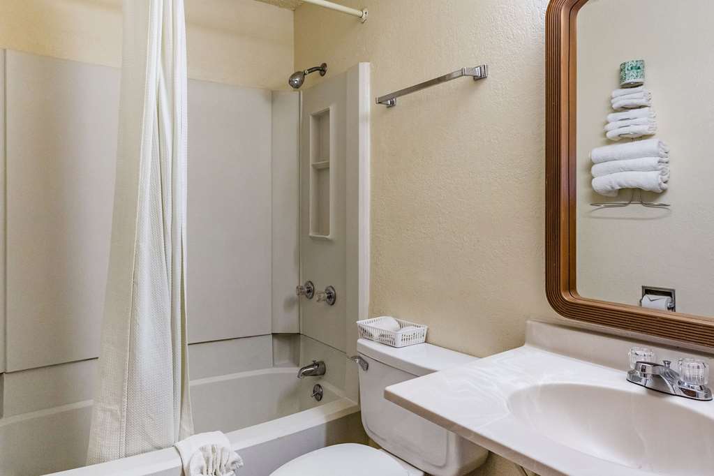 Rodeway Inn Farmington - photo 8