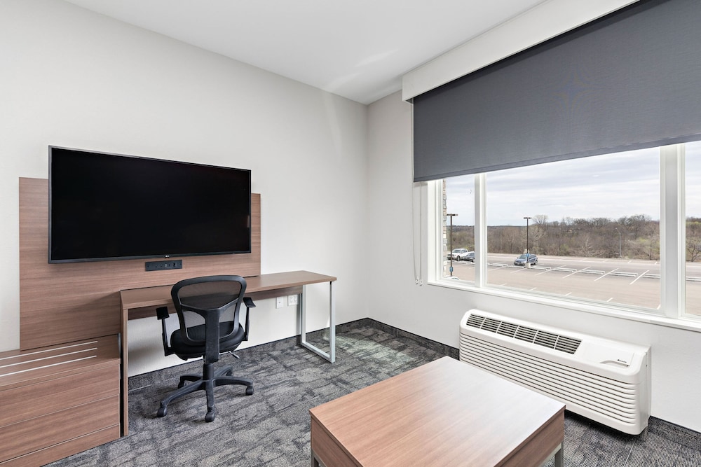 Holiday Inn Exp Parkville - photo 39