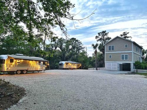 Large Home and 2 Airstream Glampers & Spa Midway to Tybee Beach & Downtown Savannah with Fast WiFi and More — 4-Star Luxury Hotel in Savannah, United States