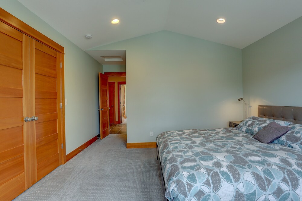 Spacious B2 Townhome with Fireplace and BBQ on the Deck by RedAwning - photo 4