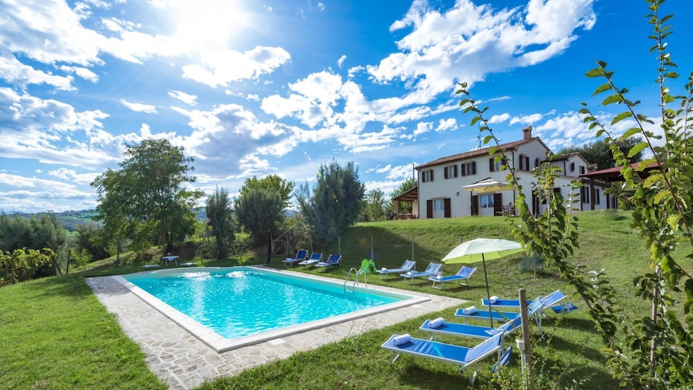 Pu d791 fros0at Casale del Podesta 10 1 — 4-Star Luxury Hotel in Fratte Rosa, Italy