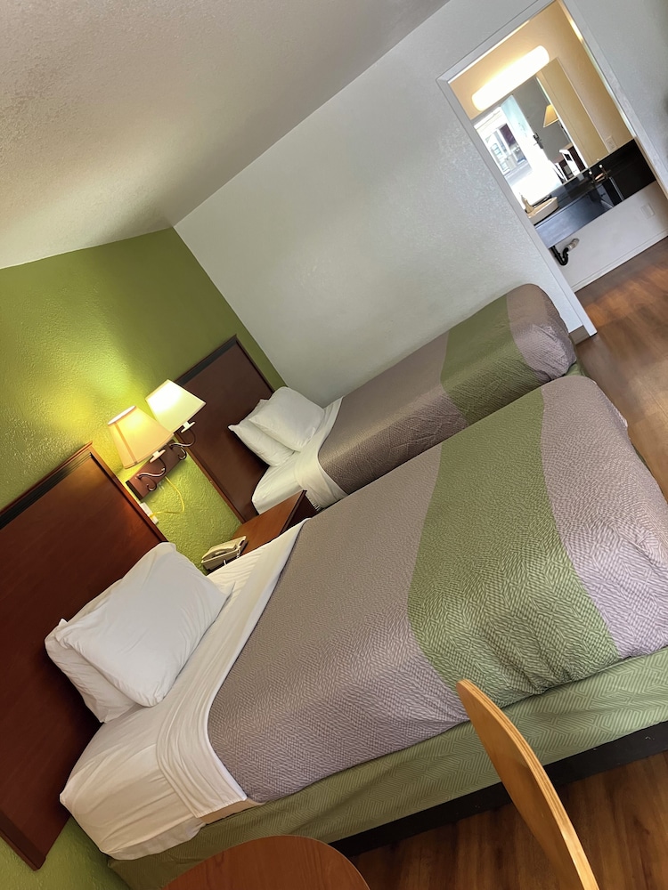 Econo Lodge - photo 11