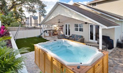 Spacious 5 Bd 3 Bath Home Swim Spa Near Beaches — 4-Star Luxury Hotel in Palm Harbor, United States