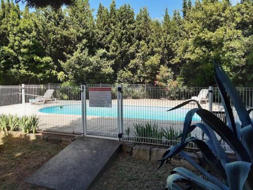 Au Coeur Des Alpilles Rdc Jardin Et Piscine — Paradou
