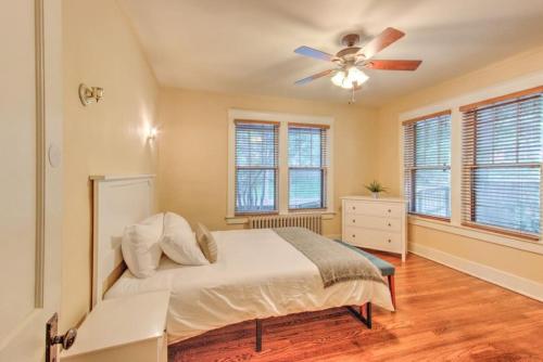 Timeless 1927 Craftsman Cooper Young Guest Quarter in Memphis, United States