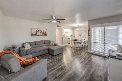 Walk to AT&T stadium KING BED Close 2 Everything — 4-Star Luxury Hotel in Arlington, United States
