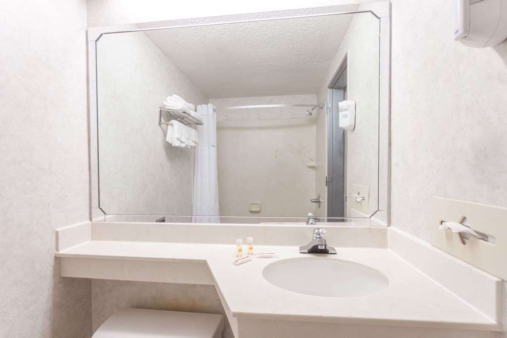 Days Inn & Suites by Wyndham Lexington - photo 5