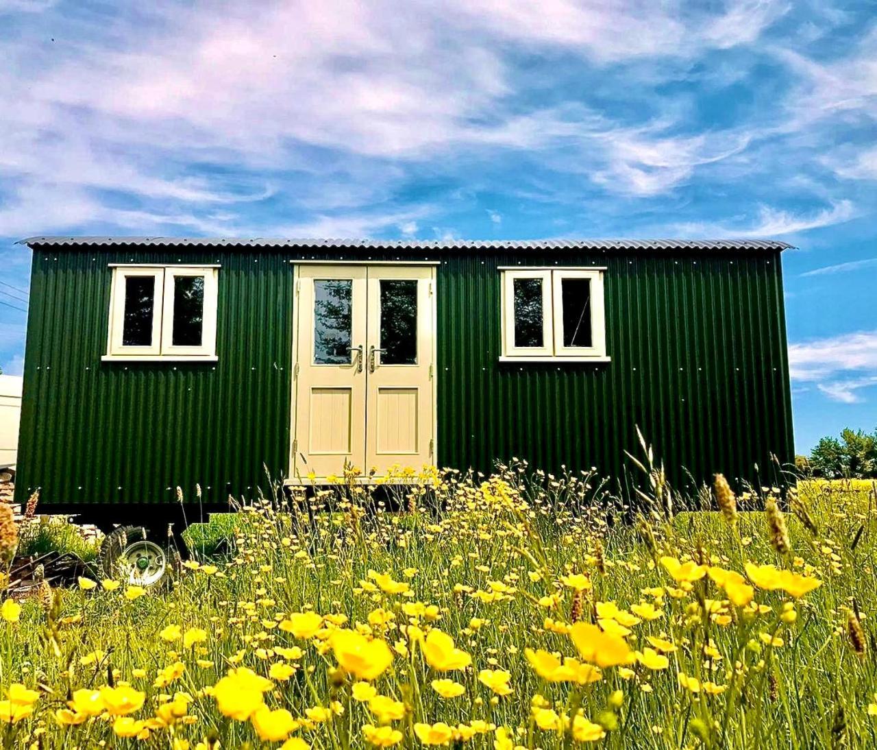 The Old Post Office Luxurious Shepherds Hut 'Far From the Madding Crowd' based in rural Dorset. — hotel in Sturminster Newton