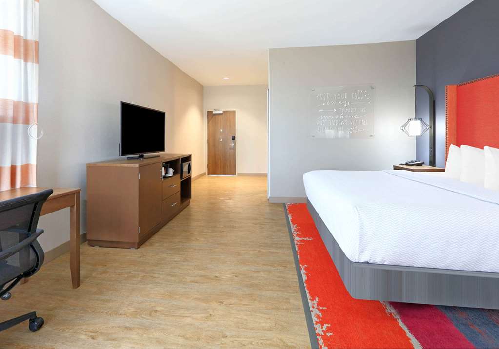 La Quinta Inn & Suites by Wyndham Lakeway - photo 22