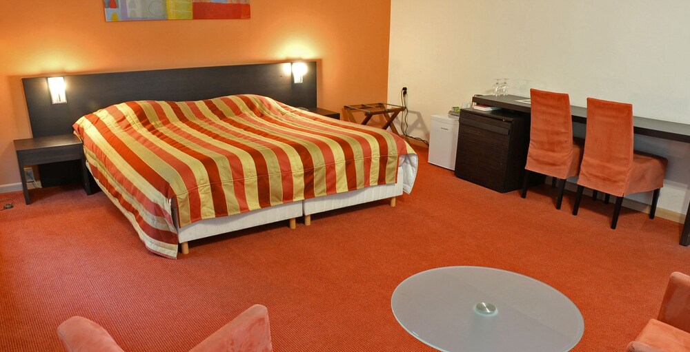 Hotel Kasteel Geulzicht — 4-Star Luxury Hotel in Maastricht, Netherlands