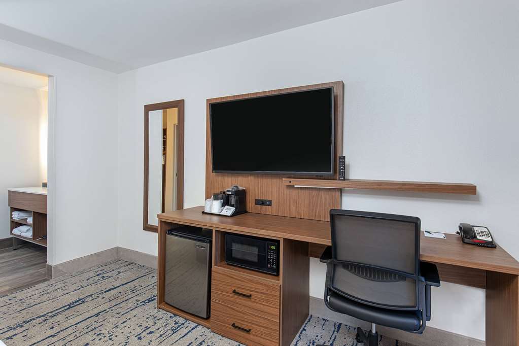 La Quinta Inn & Suites by Wyndham Nashville Airport - photo 12