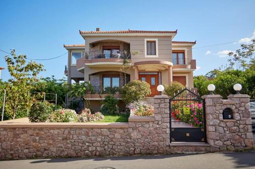 Luxury 3 Bedroom Apartment with Garden — 4-Star Luxury Hotel in Chios, Greece