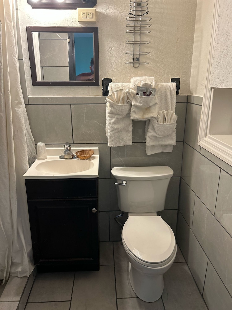 Hillcrest Motel By OYO Aurora IN Near Lawrenceburg - photo 25