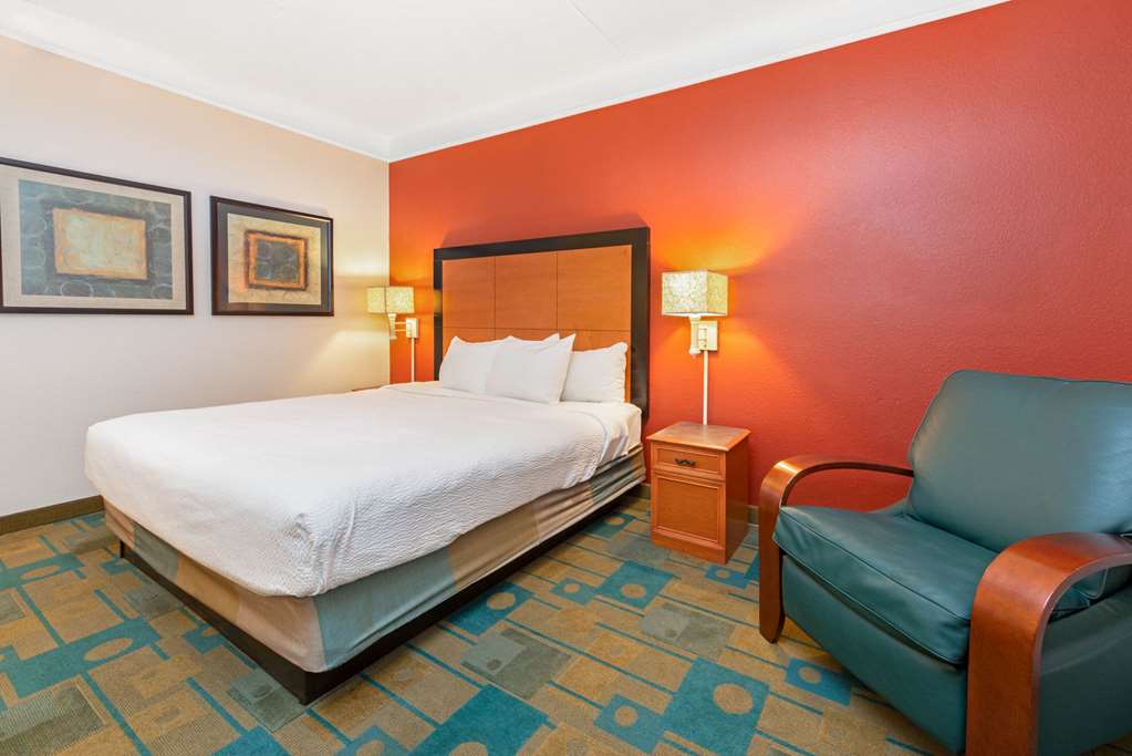 La Quinta Inn & Suites by Wyndham USF - photo 32