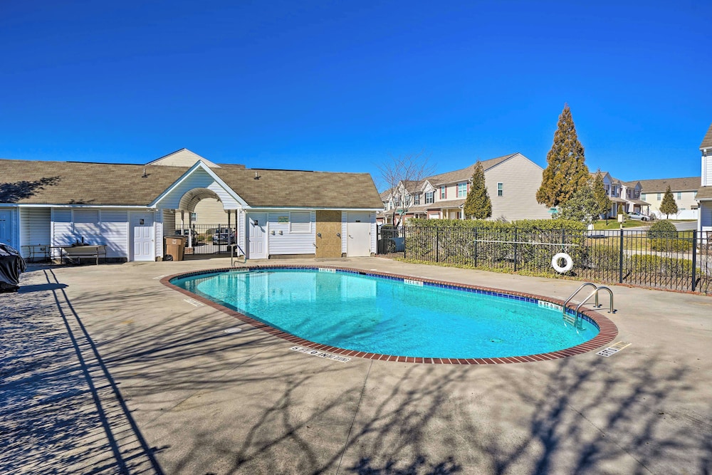 Cozy Greensboro Townhome w Community Pool & Grill — 4-Star Luxury Hotel in Greensboro, United States