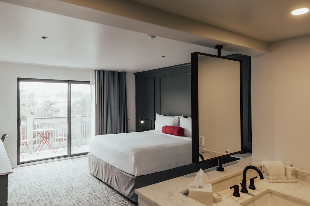Vinland Hotel and Lounge - photo 13
