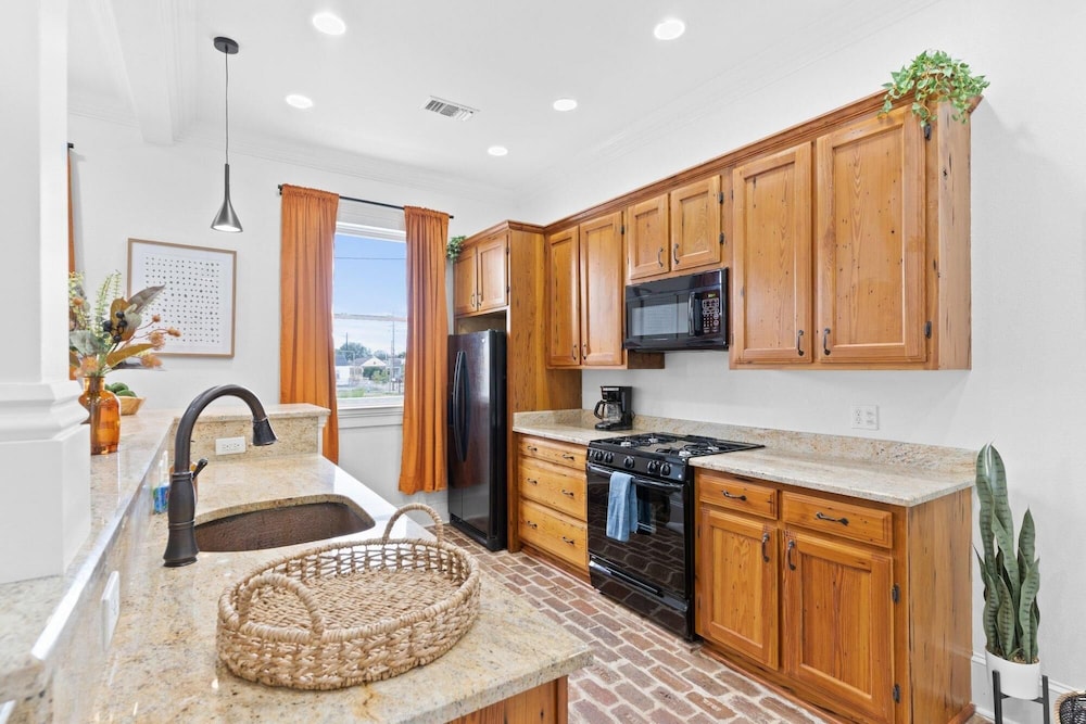 Mid City 2BR w Balcony Near Canal Streetcar - photo 3