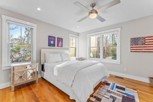 Modern Family Home Walkable to Town — 4-Star Luxury Hotel in Vineyard Haven, United States