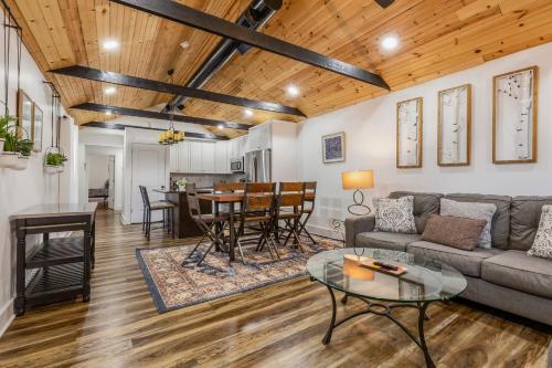 Urban Explorer Pad 3BR Backyard Parking — 4-Star Luxury Hotel in Jeffersonville, United States