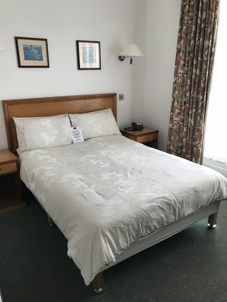 Taylors Hotel — hotel in Kilwinning
