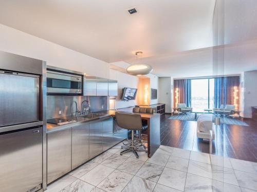 Beautiful High Rise Condo 307