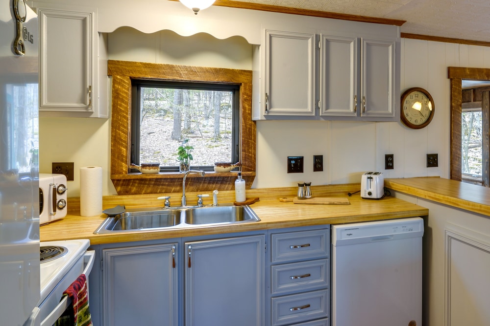 Alpine Lake Resort Cabin Rental w Pool Access - photo 4