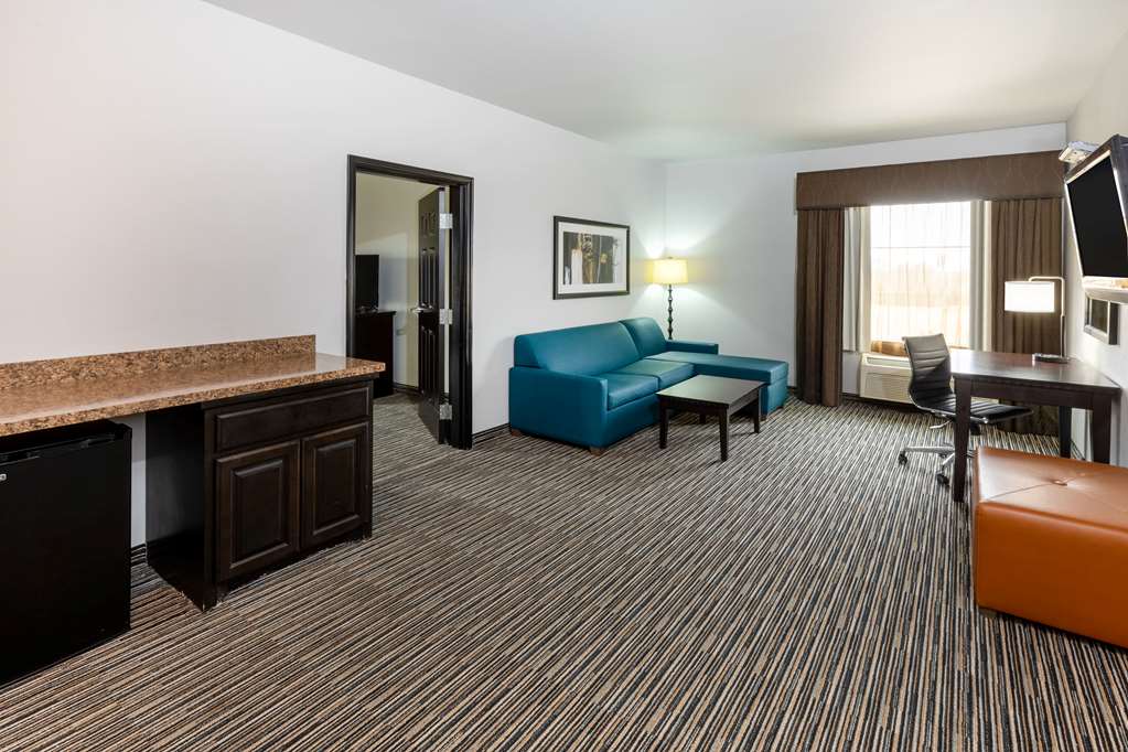 La Quinta Inn & Suites by Wyndham Mt. Pleasant - photo 37