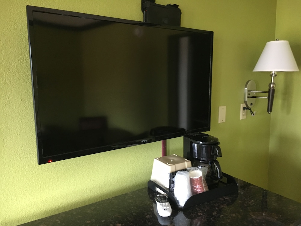 Del Amo Inn - photo 26
