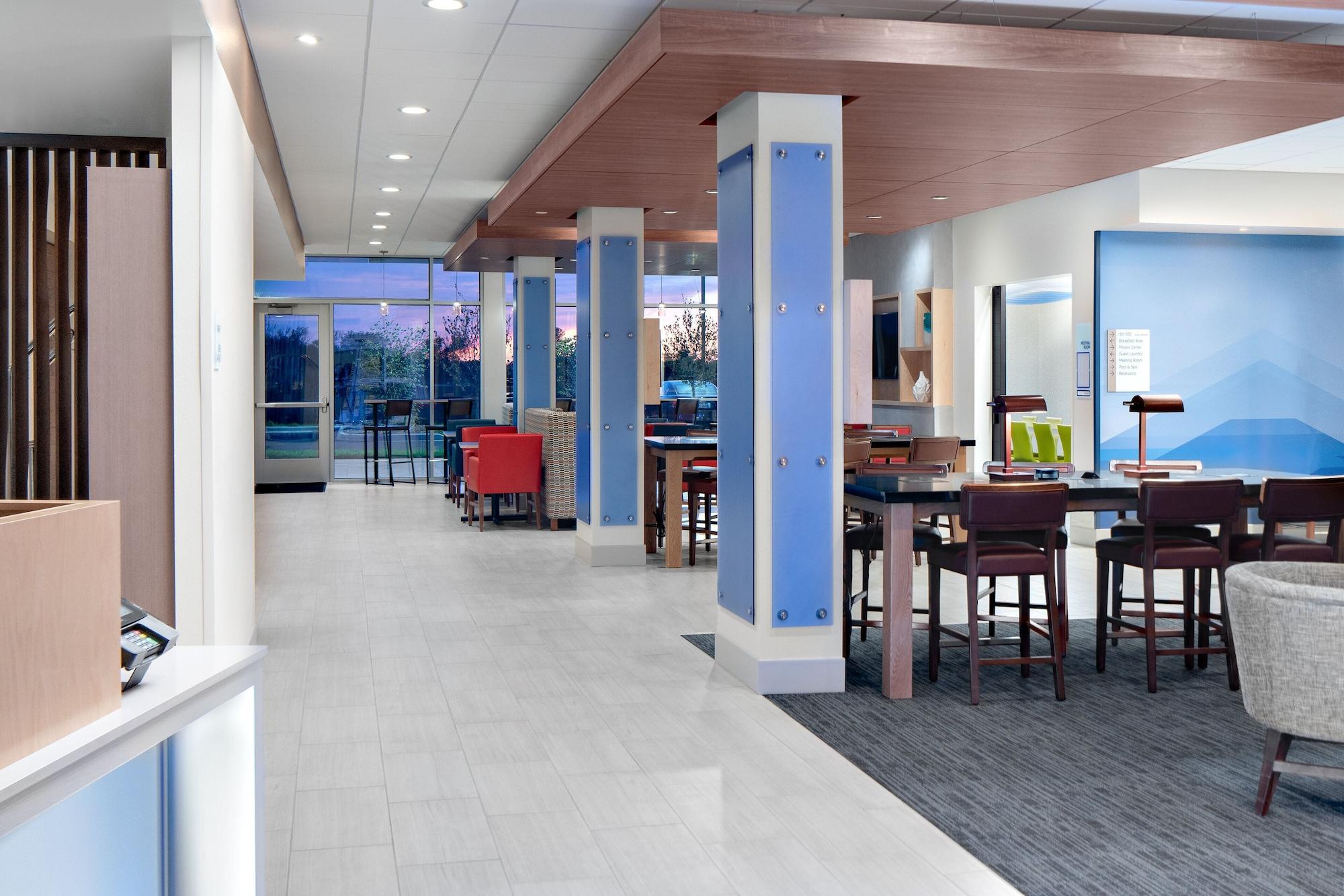 Holiday Inn Express & Suites Elkhorn Lake Geneva Area by IHG - photo 9