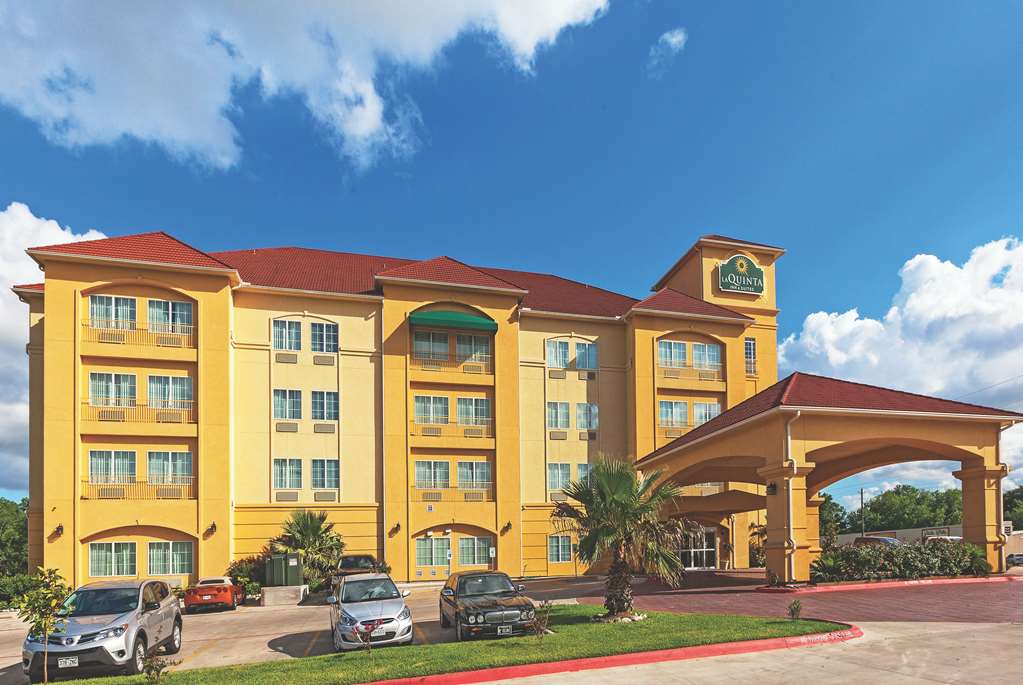 La Quinta Inn & Suites by Wyndham Columbus TX - photo 2