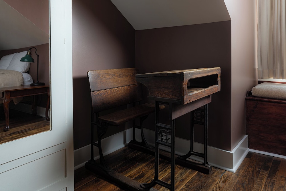 The NuWray Hotel & Carriage House - photo 37