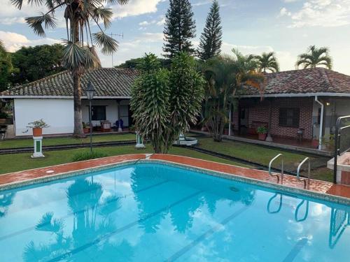 Hermosa y tranquila finca con piscina — hotel in Ginebra