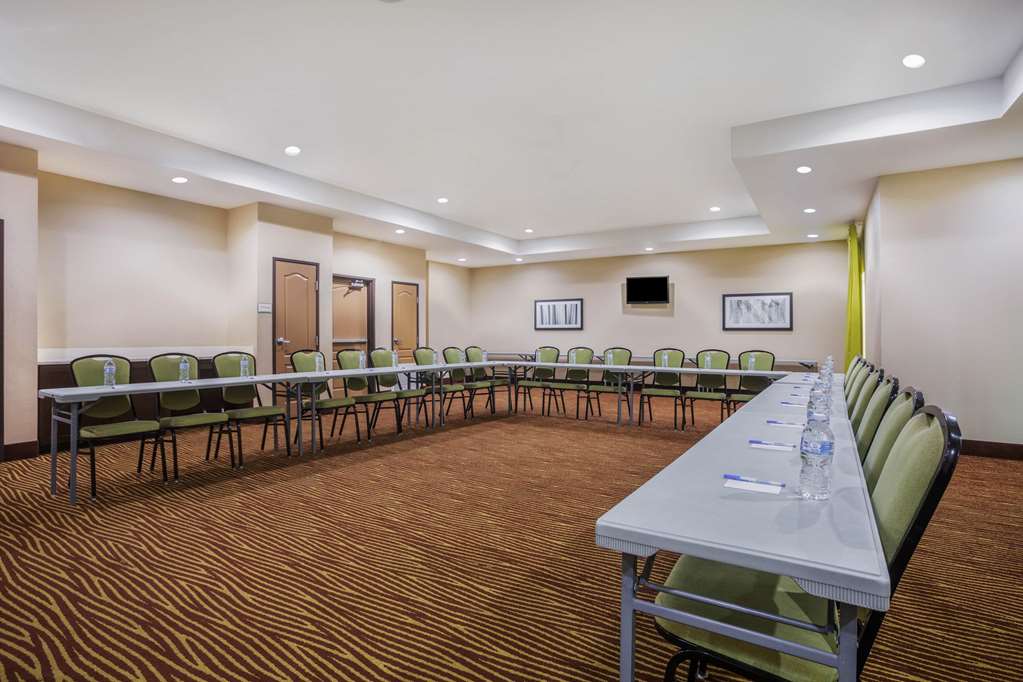 La Quinta Inn & Suites by Wyndham Beeville - photo 25