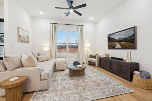 Pinnacle Row 1mi to Promenade 2 Mi to The Amp in Rogers, United States