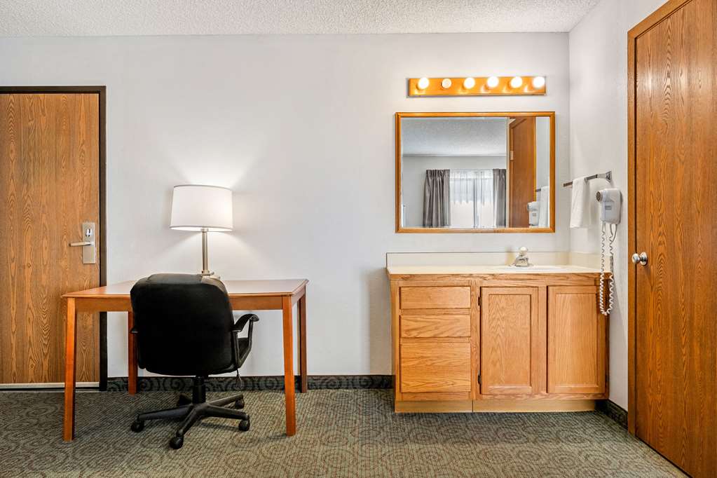 Econo Lodge Billings - photo 18
