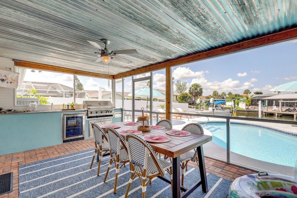 Luxury Gem with Private Pool and Dock in Apollo Beach — hotel in Apollo Beach