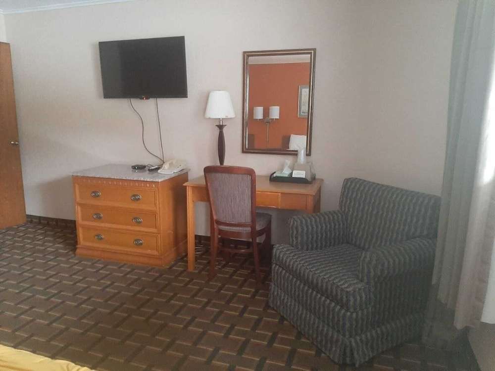 Country Hearth Inn Hannibal - photo 7