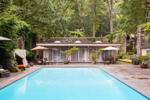 Midcentury Modern ZenHouse Sculptor Studio — 4-Star Luxury Hotel in Stamford, United States
