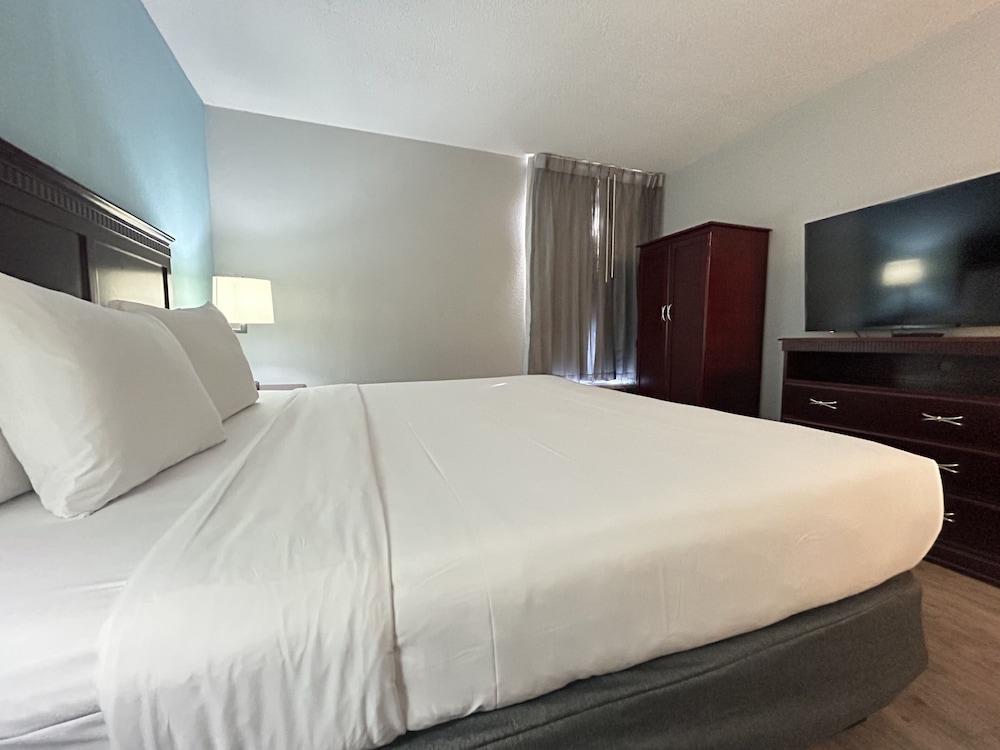 Clarion Inn & Suites Grand Rapids Airport - photo 61
