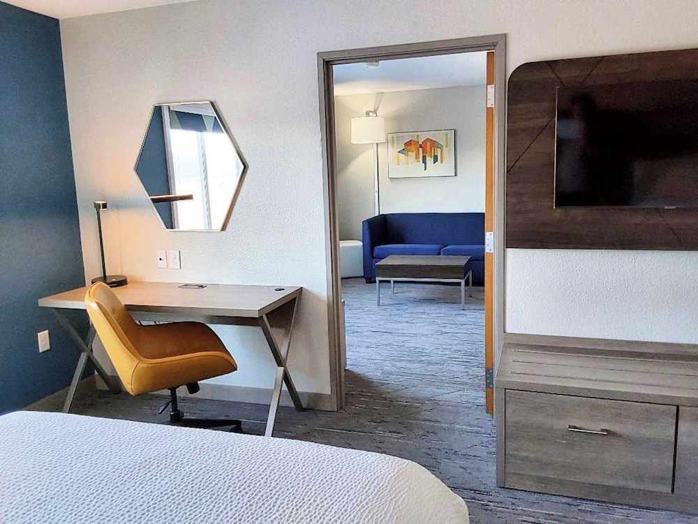 Holiday Inn Express & Suites Antigo by IHG - photo 21