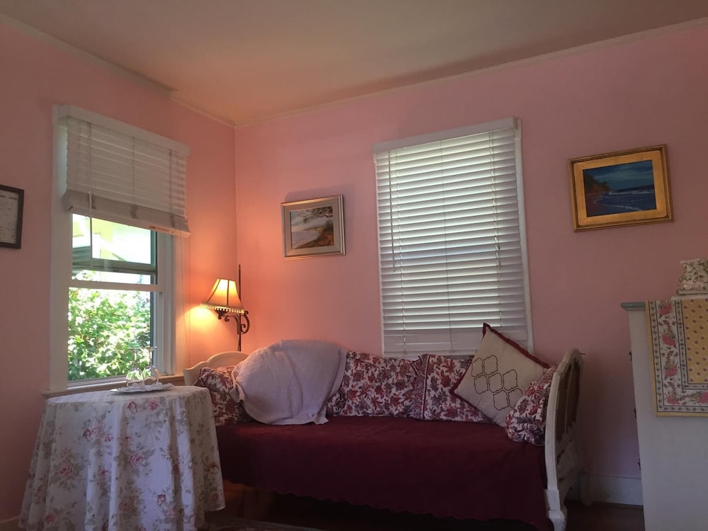 Secret Garden Inn and Cottages - photo 13