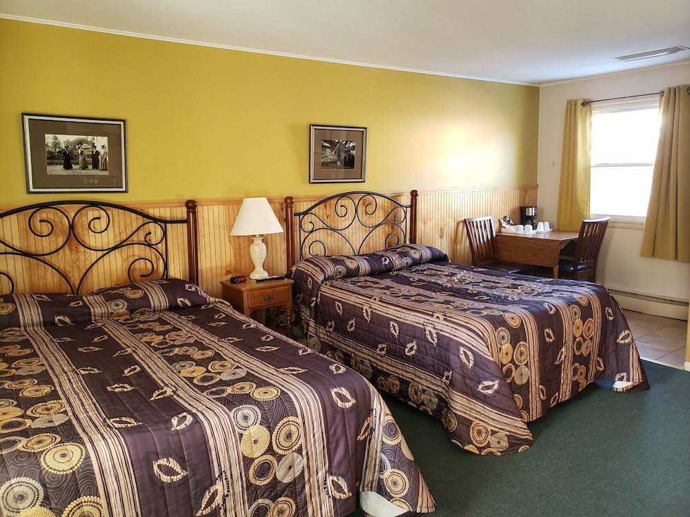 The Colonial Motel - photo 15