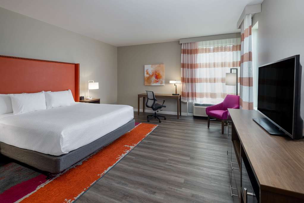 La Quinta Inn & Suites by Wyndham Greensboro Arpt High Point - photo 23