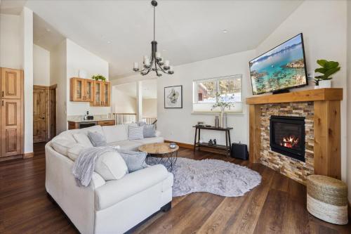Agate Bay Gem by Tahoe Getaways Charming Getaway with Cozy Fireplace Near Hiking and Biking Trails in Tahoe Vista, United States