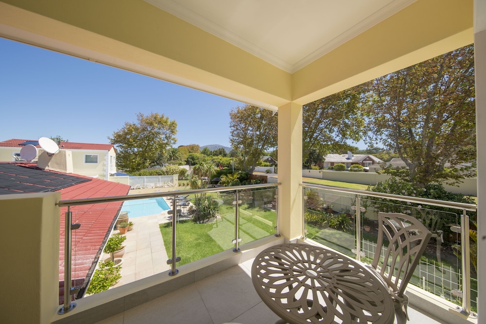 Superior 4 star apartment Graded by Aa and Tgcsa Close to Constantia Wineroute — 4-Star Luxury Hotel in Cape Town, South Africa