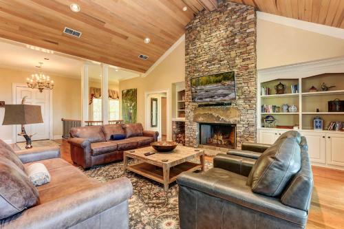 Chasing Chipmunks Sweeping mountain views and community amenities in Jasper, United States