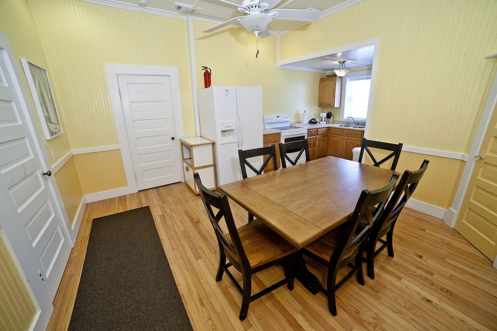 Georgianne Inn & Suites - photo 31