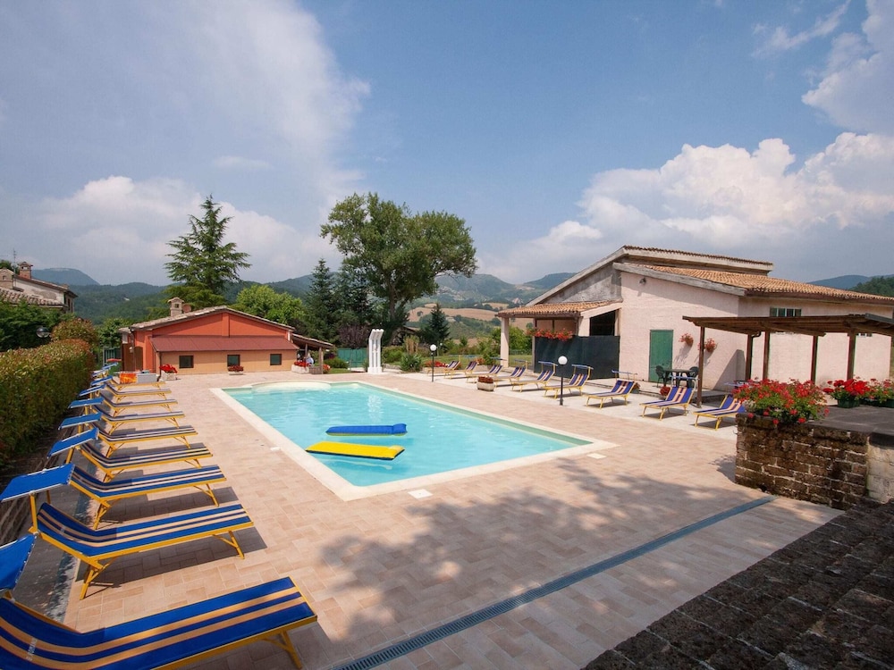 Belvilla by OYO Beethoven — hotel in Urbania